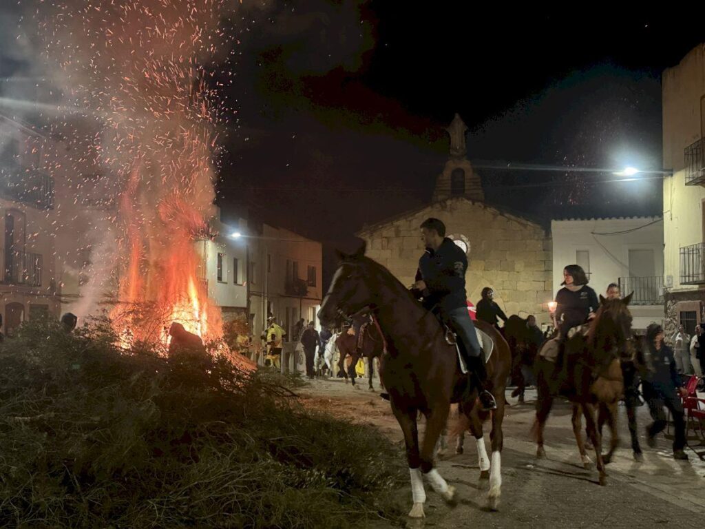 Праздник Sant Antoni: конная процессия у традиционного костра в честь Святого Антония Аббата. Огонь, лошади и шествие (Matxà) — характерные элементы празднования в населённых пунктах провинции Кастельон.